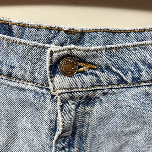 🎉HP🎉 Levi’s 950 distressed Jean shorts, size 12 - Picture 4 of 5
